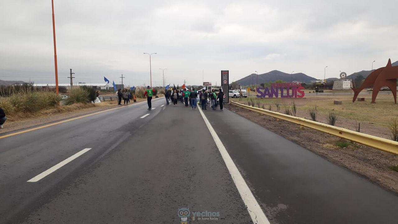 Manifestantes de la CTA realizaron un corte parcial de la Autopista Serranías Puntanas en protesta contra el Ajuste Nacional