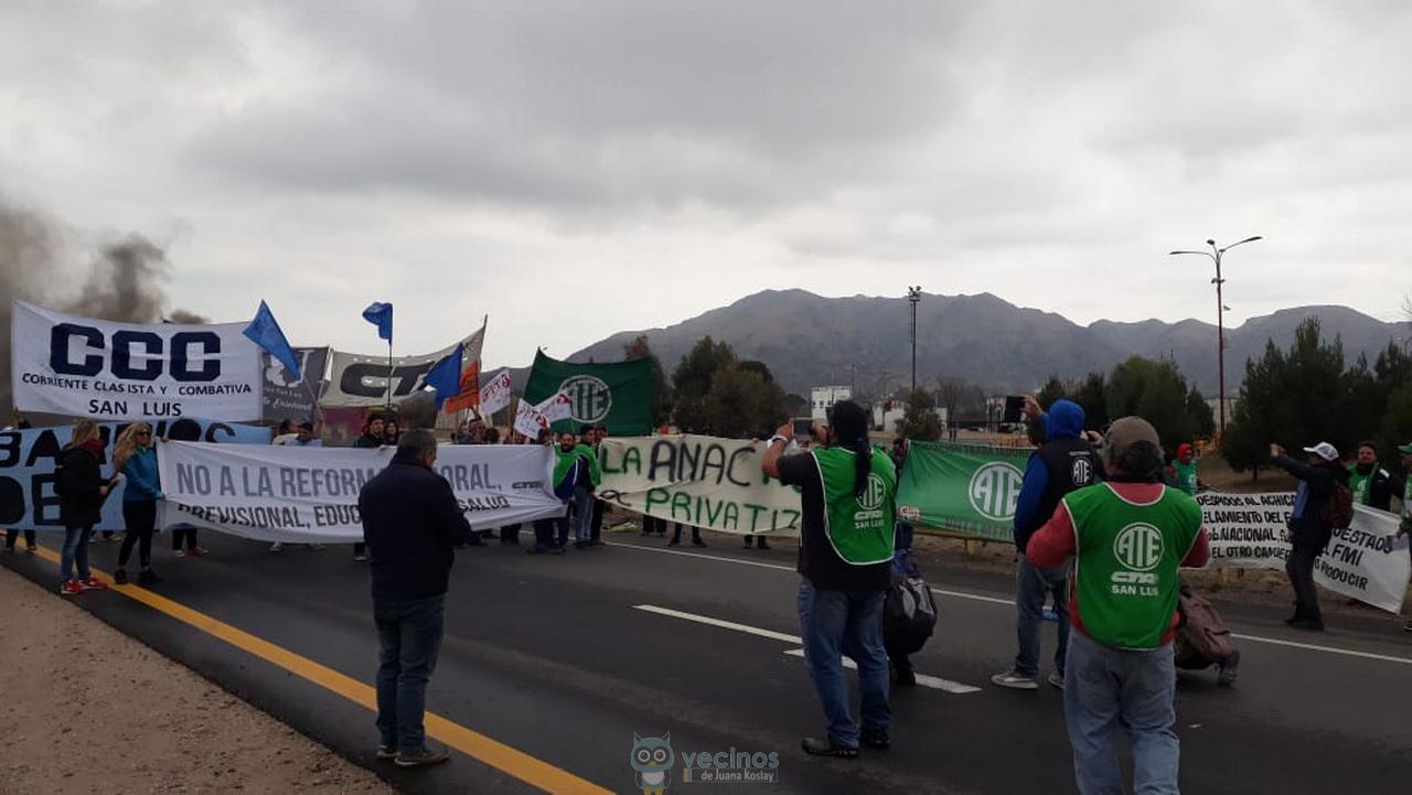 Manifestantes de la CTA realizaron un corte parcial de la Autopista Serranías Puntanas en protesta contra el Ajuste Nacional