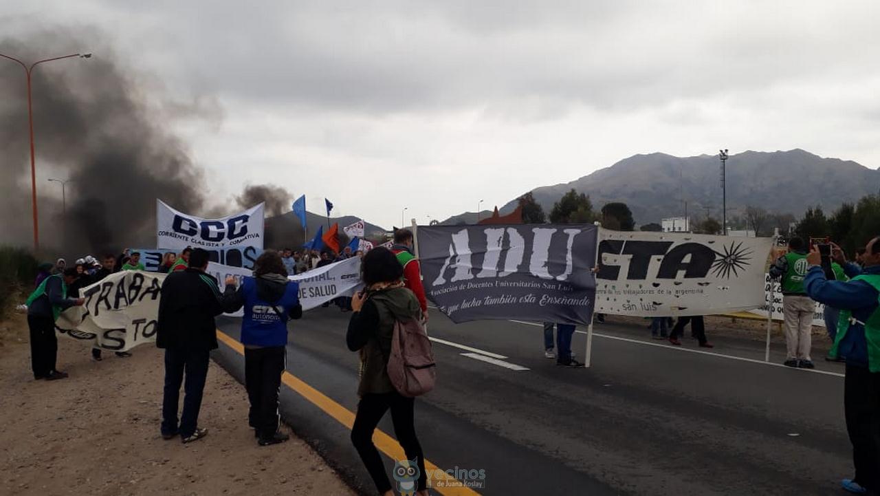 Manifestantes de la CTA realizaron un corte parcial de la Autopista Serranías Puntanas en protesta contra el Ajuste Nacional