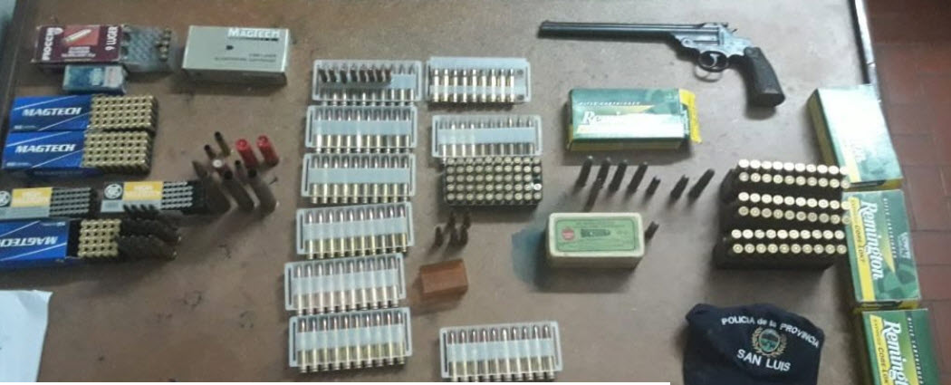 La Policía y el Ministerio de Medio Ambiente secuestraron varias municiones y un revólver