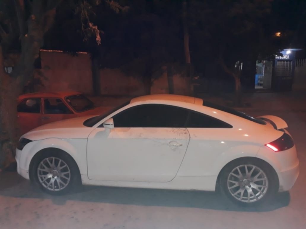 Un ladrón en bicicleta entró en una casa y se robó un Audi cupé