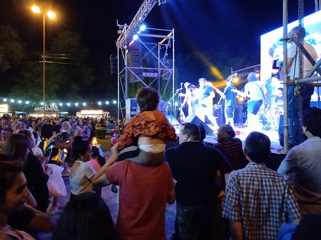 La magia del “Arbol de tus Sueños” convocó a cientos de familias