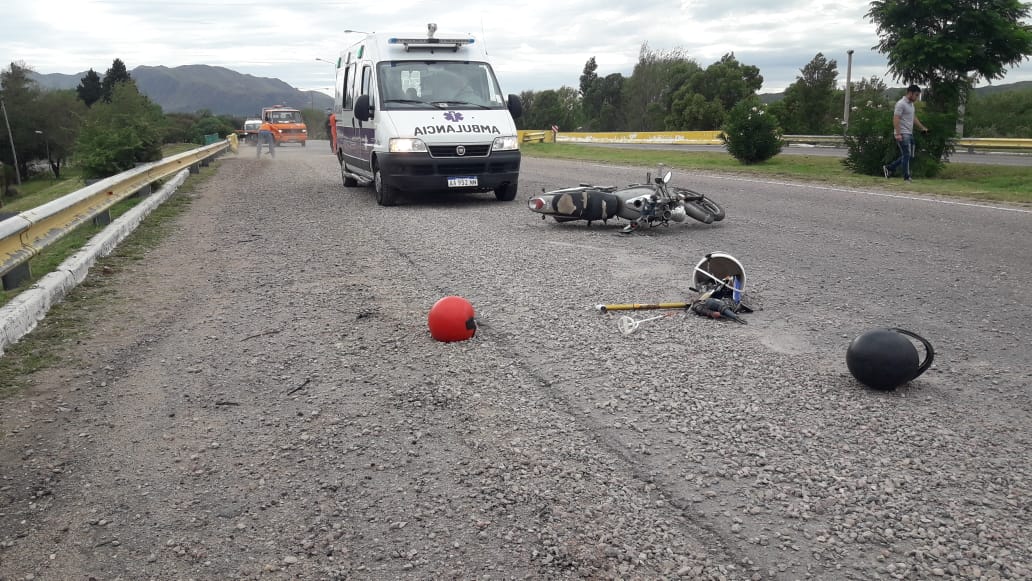 PELIGRO⚠️: GRAN CANTIDAD DE RIPIO SOBRE AV. SANTOS ORTIZ PROVOCÓ UN ACCIDENTE.-