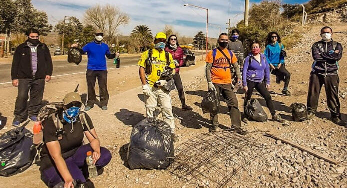 Decenas de montañistas limpiaron los senderos de nuestras sierras