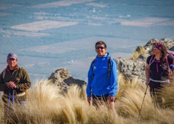 Montañistas convocan a subir el Cerro de la Cruz y el Venado limpiando la basura de los senderos
