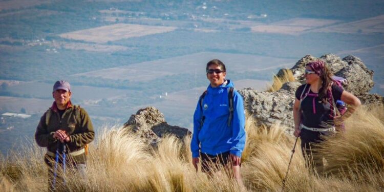 Montañistas convocan a subir el Cerro de la Cruz y el Venado limpiando la basura de los senderos