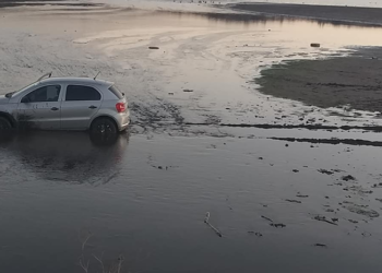 Quedó empantanado al querer cruzar con el vehículo un sector del Dique Cruz de Piedra