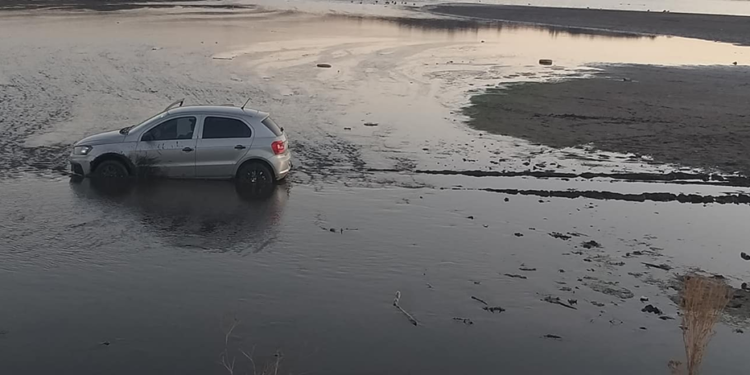 Quedó empantanado al querer cruzar con el vehículo un sector del Dique Cruz de Piedra