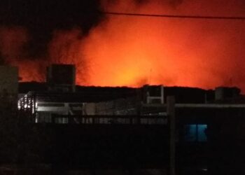 VÍDEO DURANTE TODA LA MADRUGADA TRABAJARON BOMBEROS SOBRE EL INCENDIO ENTRE EL VOLCÁN Y POTRERO DE LOS FUNES