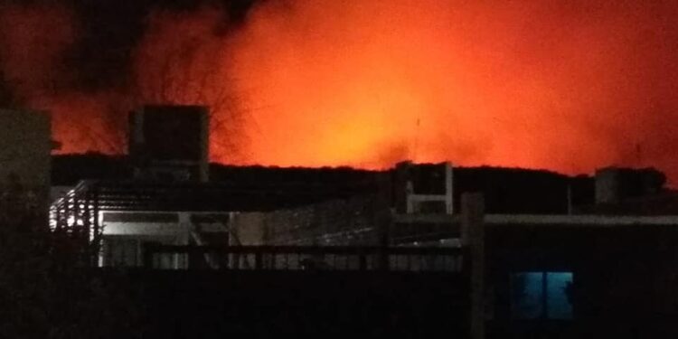 VÍDEO DURANTE TODA LA MADRUGADA TRABAJARON BOMBEROS SOBRE EL INCENDIO ENTRE EL VOLCÁN Y POTRERO DE LOS FUNES