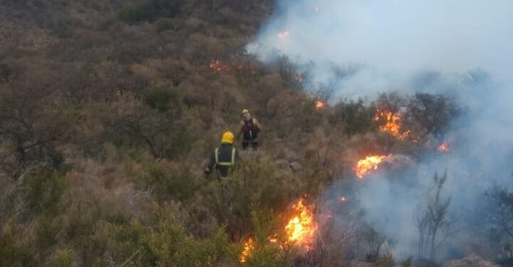Habrían controlado el fuego en las sierras de Potrero de los Funes y El Volcán