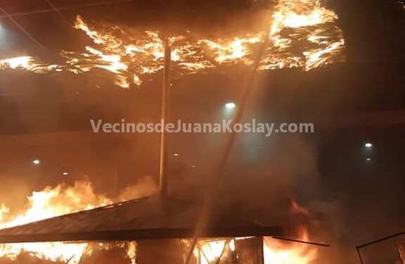 Bomberos de Juana Koslay ayudaron a sofocar un incendio en comercios del Paseo del Padre