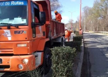 TRABAJOS DE LIMPIEZA EN LOS MARGENES DE AUTOPISTA LOS PUQUIOS, RUTA PROV. 20 Y CRUZ DE PIEDRA.