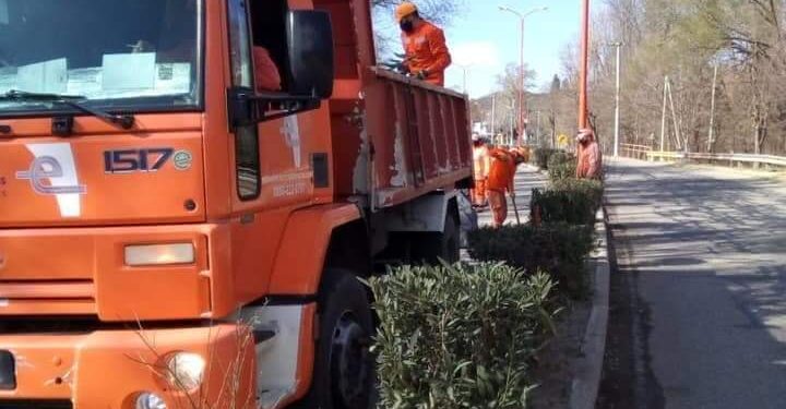 TRABAJOS DE LIMPIEZA EN LOS MARGENES DE AUTOPISTA LOS PUQUIOS, RUTA PROV. 20 Y CRUZ DE PIEDRA.