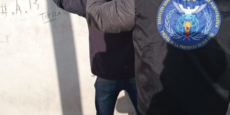 Detuvieron a un hombre y un joven con marihuana en calle Araucanos