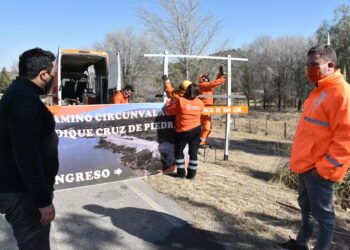 Suman nueva cartelería en el perilago del Cruz de Piedra