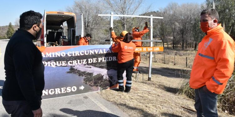 Suman nueva cartelería en el perilago del Cruz de Piedra