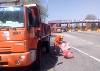 Trabajos de limpieza y recolección de residuos en Autopista Los Puquios, Cruz de Piedra Y Aguada de Pueyrredón
