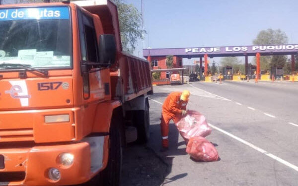 Trabajos de limpieza y recolección de residuos en Autopista Los Puquios, Cruz de Piedra Y Aguada de Pueyrredón