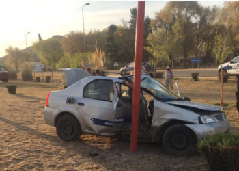 Un taxi impacto contra una luminaria en Av. Santos Ortiz. Su conductor falleció (noticia ampliada)
