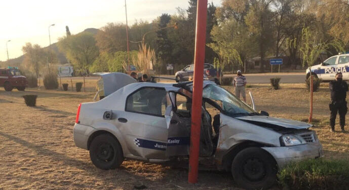 Un taxi impacto contra una luminaria en Av. Santos Ortiz. Su conductor falleció (noticia ampliada)