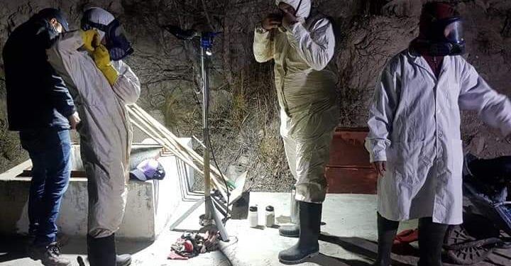 Personal municipal trabaja en el mantenimiento y limpieza de la cisterna elevada de Cuchi Corral