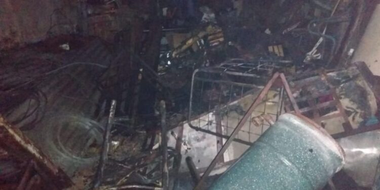 Bomberos de Juana Koslay rescataron a un hombre que quedó atrapado en el incendio de un depósito de su vivienda.