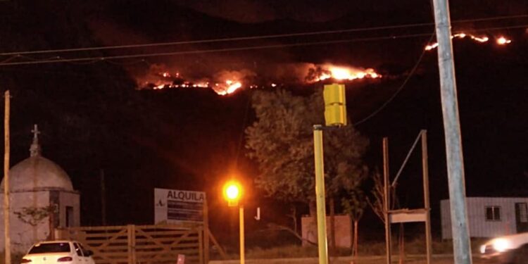 AHORA. El incendio acecha.