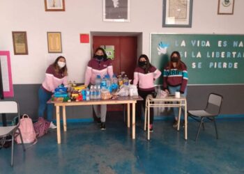 Alumnos de la Esc. N 37 Ave Lallermant reciben donaciones para bomberos