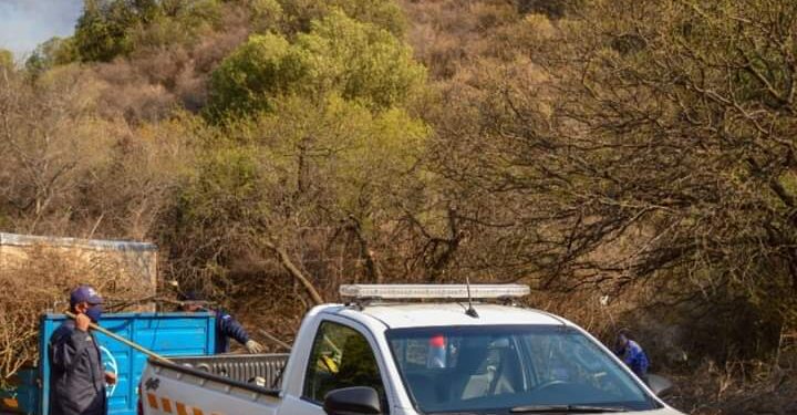 REALIZARON PICADAS CORTAFUEGOS EN ALGUNOS BARRIOS AL PIE DE LOS CERROS.