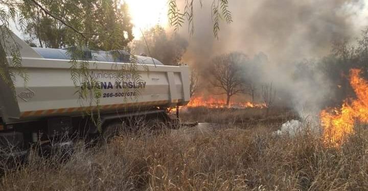 PERSONAL MUNICIPAL TRABAJA EN EL FRENTE DEL FUEGO.
