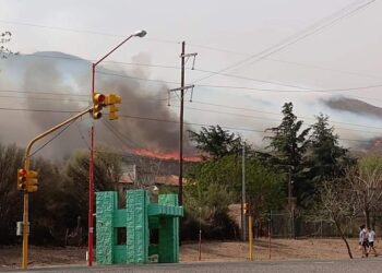 Una postal dramática. Vecinos preocupados por sus viviendas. Detrás, el fuego amenazante.