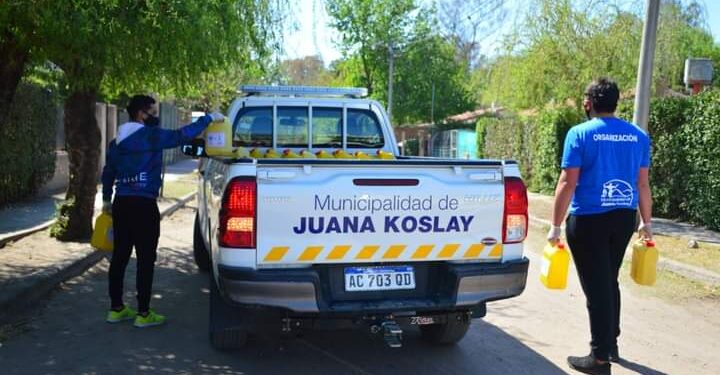 La municipalidad continúa con la entrega de cloro a vecinos para desinfección y prevención del Coronavirus.