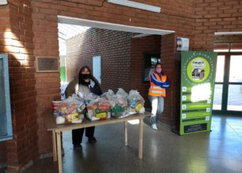 Nueva entrega de Bolsón de Alimentos reforzado COPA DE LECHE en el colegio N°13 Prof. Roberto Moyano