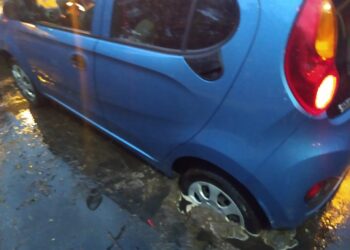 Quedó atascado con su vehículo en un pozo