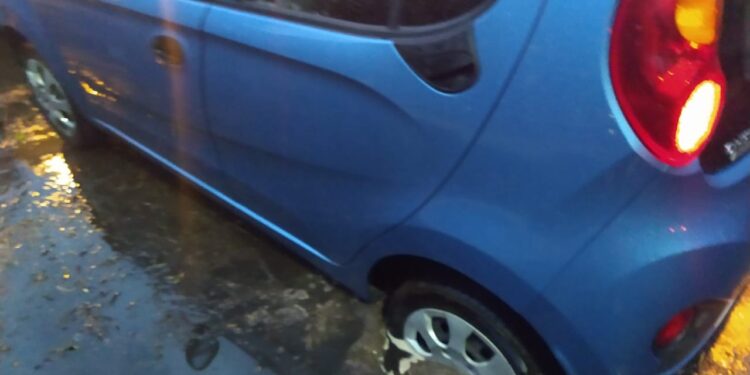 Quedó atascado con su vehículo en un pozo