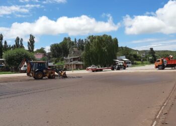 Desborde de un canal: trabajan para retirar el barro que ingresó al circuito de Potrero de los Funes