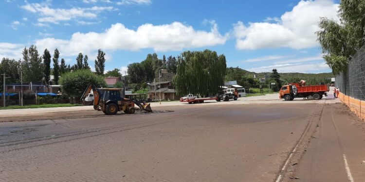 Desborde de un canal: trabajan para retirar el barro que ingresó al circuito de Potrero de los Funes
