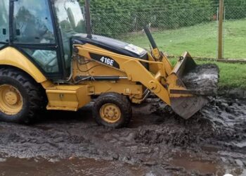 Intenso trabajo en diferentes barrios de nuestra ciudad por la acumulación de fango