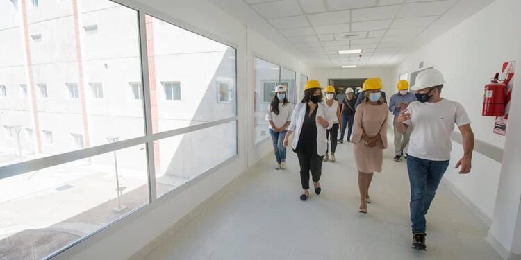 Vizzotti recorrió el nuevo Hospital Central “Dr. Ramón Carrillo” y el Laboratorio Provincial de Salud Pública