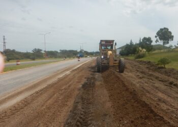 Tareas de calzado de banquinas en rotonda Los Puquios