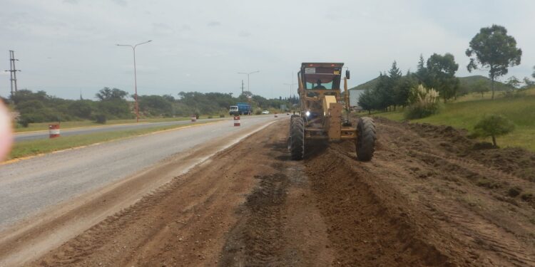 Tareas de calzado de banquinas en rotonda Los Puquios