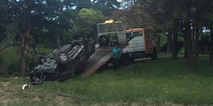Persecución policial terminó en vuelco de camioneta en rotonda Cruz de Piedra