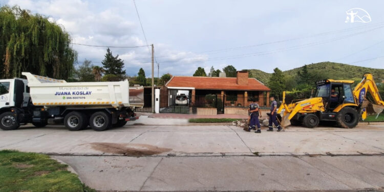 Continúan las tareas de desmalezado y retiro de escombros