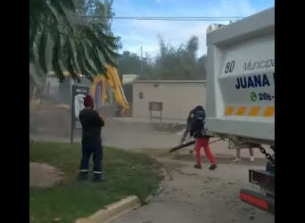 VECINA DE LAS CHACRAS AGRADECIÓ LA LABOR DE PERSONAL MUNICIPAL POR EL RETIRO DE UNA ENORME RAMA QUE CAYÓ EN SU DOMICILIO