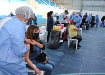 Este jueves más de 500 vecinos de Juana Koslay se vacunaron contra el coronavirus en un operativo de salud
