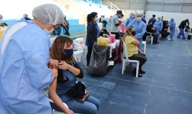 Este jueves más de 500 vecinos de Juana Koslay se vacunaron contra el coronavirus en un operativo de salud