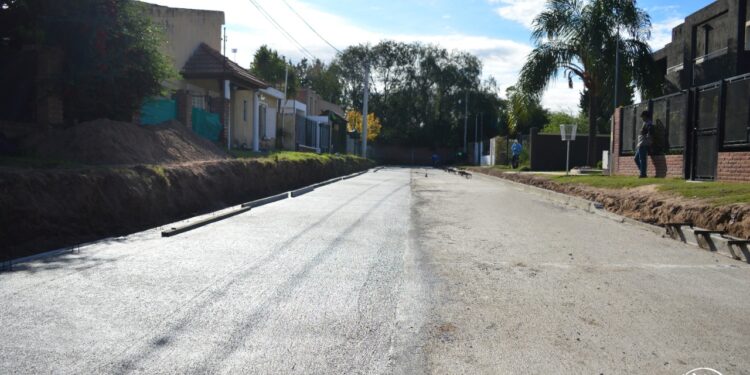 Otro acuerdo Vecinos-Municipio permite asfaltar más calles en Juana Koslay.