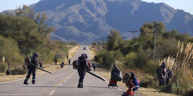 Gran operativo de limpieza y embellecimiento de la ruta a Donovan
