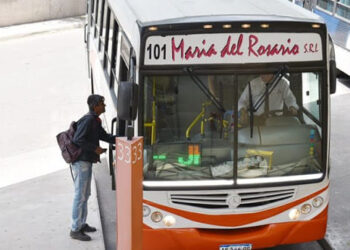 Controlan La circulación de personal esencial autorizado en el transporte interurbano.